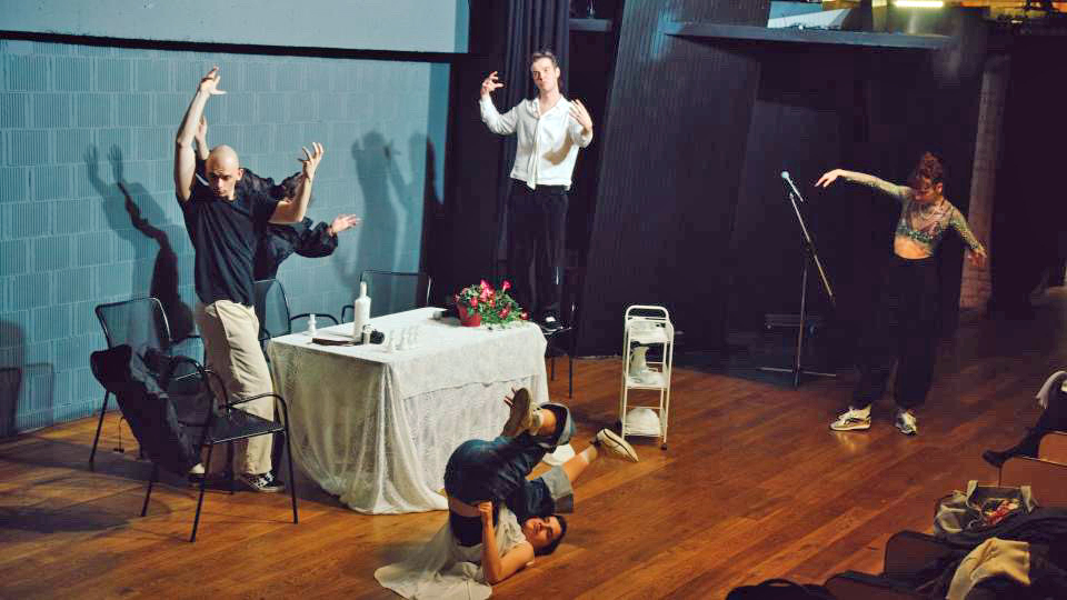 Cum va arăta teatrul în viitor? Spectacolul-experiment care ne pune față-n față cu anxietățile: „Trăiesc cu impresia puternică că pentru mulți dintre noi a devenit tot mai greu să ne imaginăm ce urmează”