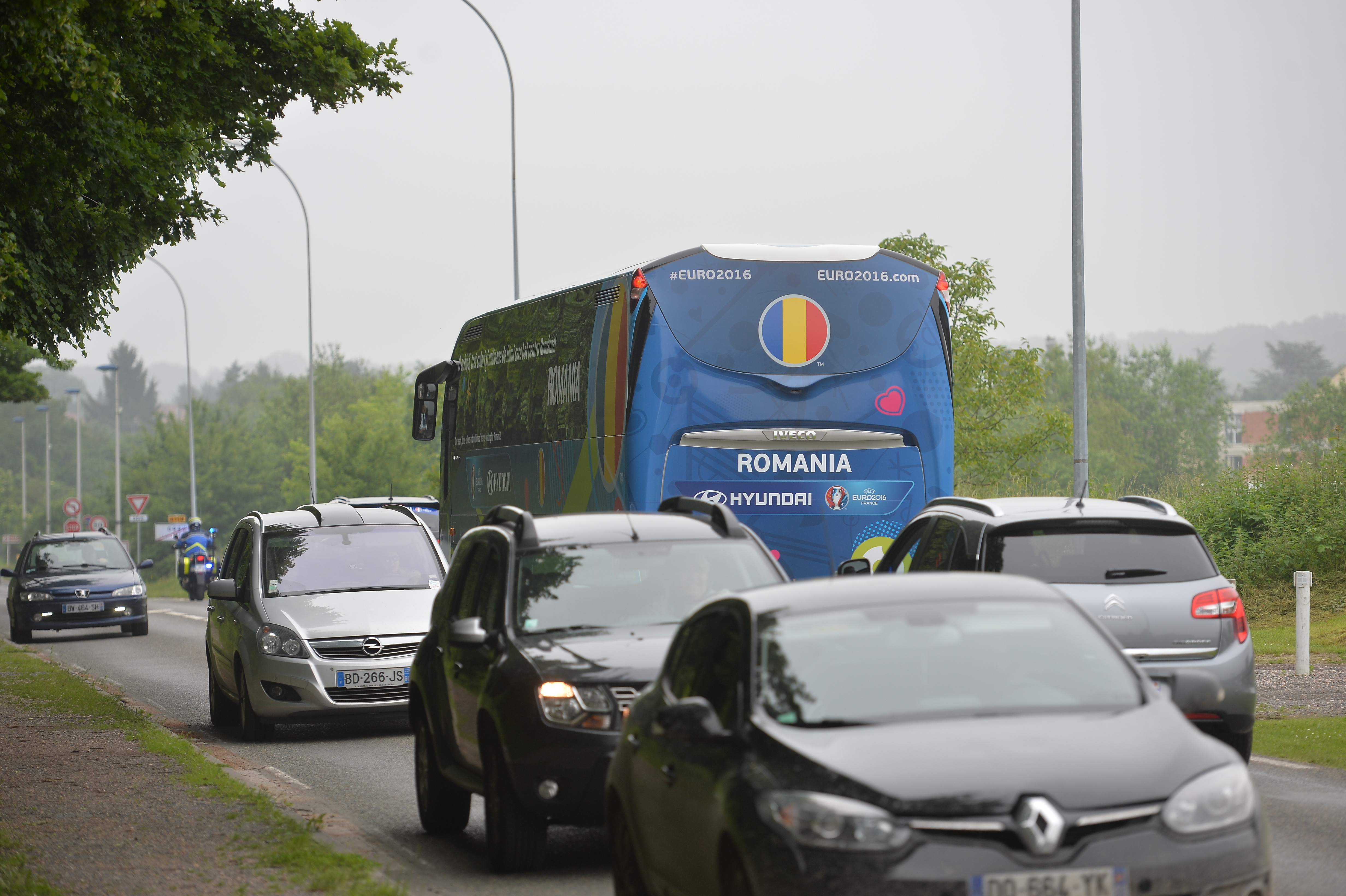 Euro 2016. Tricolorii au făcut în această dimineață primul antrenament cu porțile închise, păziți de jandarmi înarmați / FOTO și VIDEO