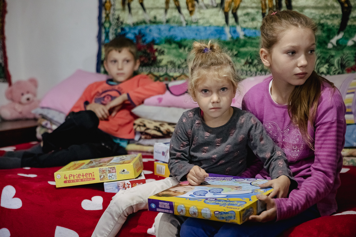 REPORTAJ. Noul proiect caritabil al părintelui Balaban: casă renovată pentru o familie cu patru copii, dintre care unul bolnav