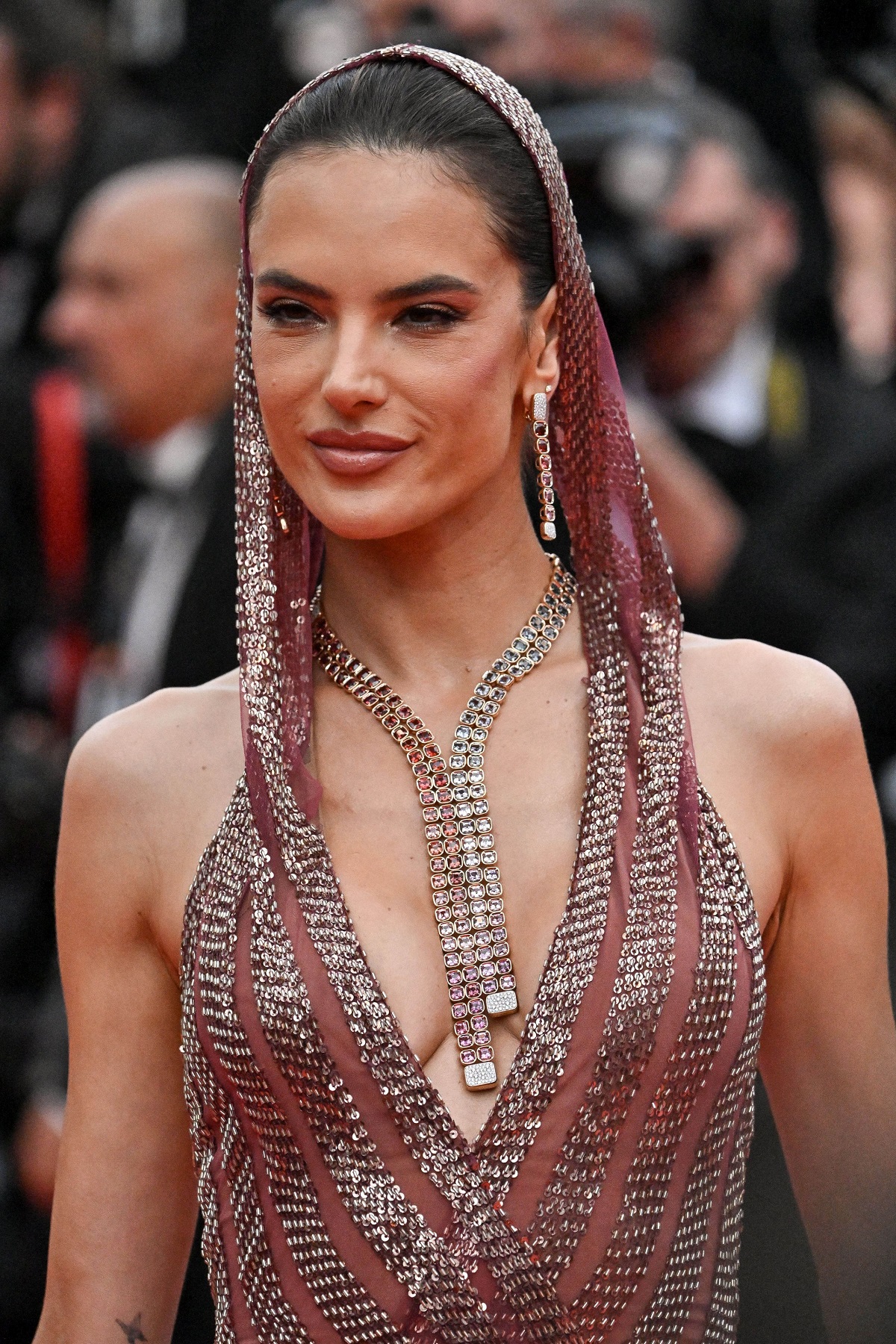 A comis-o la Cannes 2023. Fotomodelul a purtat o rochie mult prea decoltată pe covorul roșu