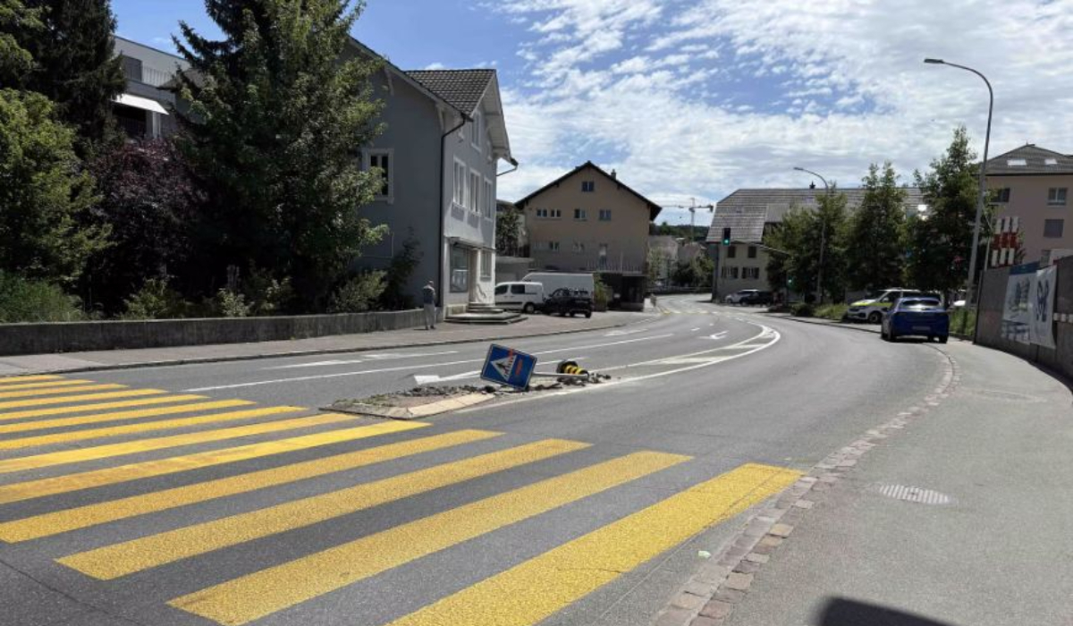 O șoferiță s-a urcat dezbrăcată la volan și a provocat mai multe accidente, până când un grup de vecini curajoși i-au oprit mașina în stradă