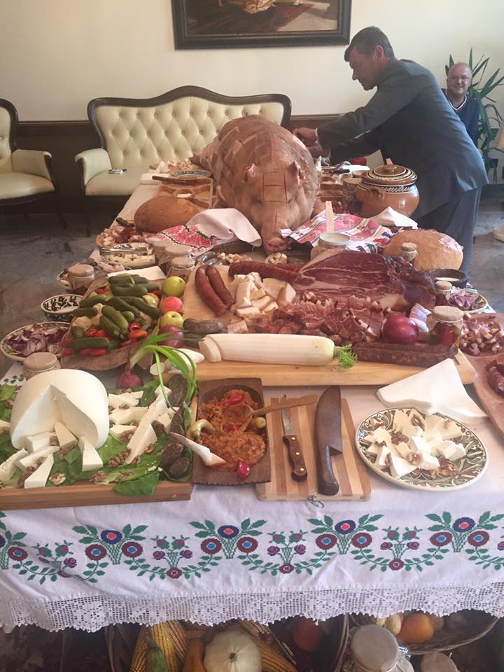 Porcul obscen al lui Axinte îți taie pofta de mâncare. GARANTAT! | FOTO