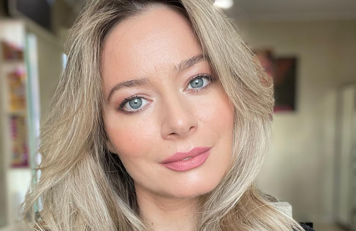 Laura Cosoi, în locul Geaninei Ilieș, la pupitrul știrilor Antena Stars. „Bună dimineața! Nu este o iluzie optică”