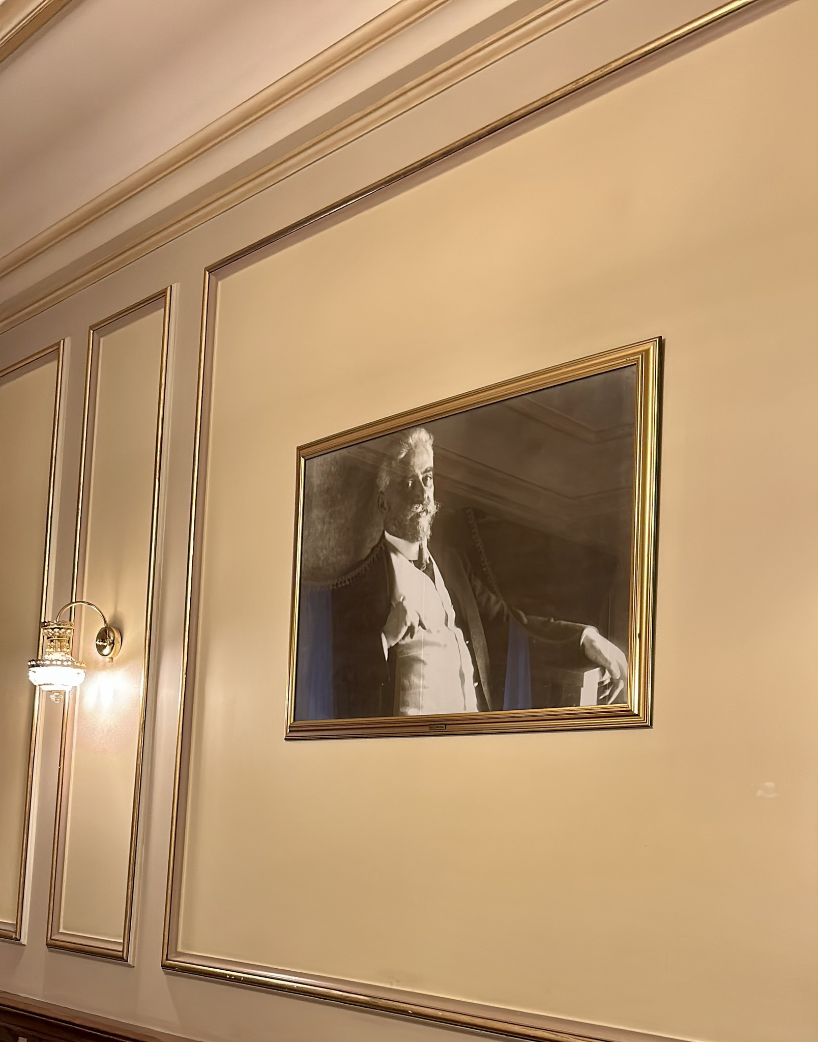 Povestea cafenelei Capșa, templul „cancanului și al farnientei” unde femeile nu îndrăzneau să intre. Curcanul „țintirom”, anulat de ciocolatele Frantz-Iosef Suveranul