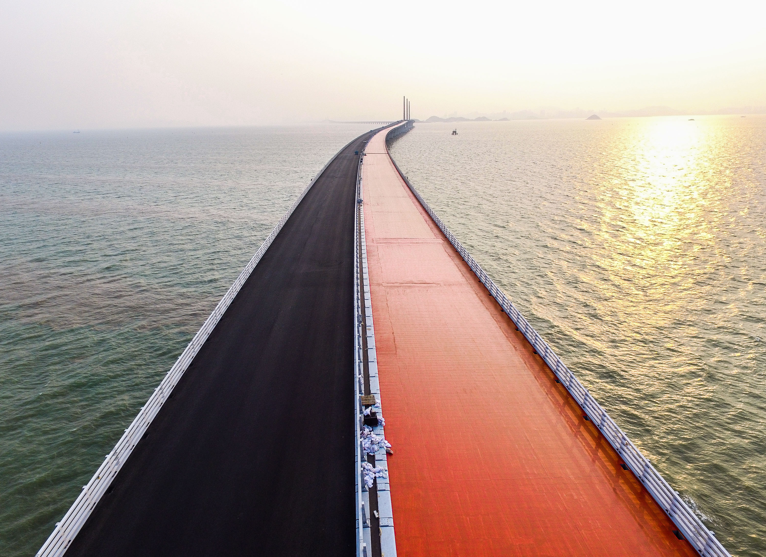 FOTO | Camere care detectează căscatul și interese politice. Ce se ascunde în spatele celui mai mare pod maritim din lume, inaugurat marți