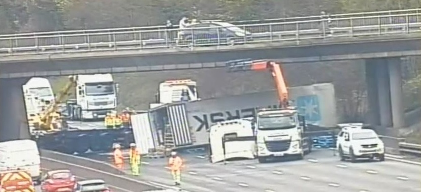 Camion rupt în două și cuprins de flăcări, cabina a fost aruncată de pe șasiu și motorul împrăștiat pe carosabil, pe o autostradă din Anglia