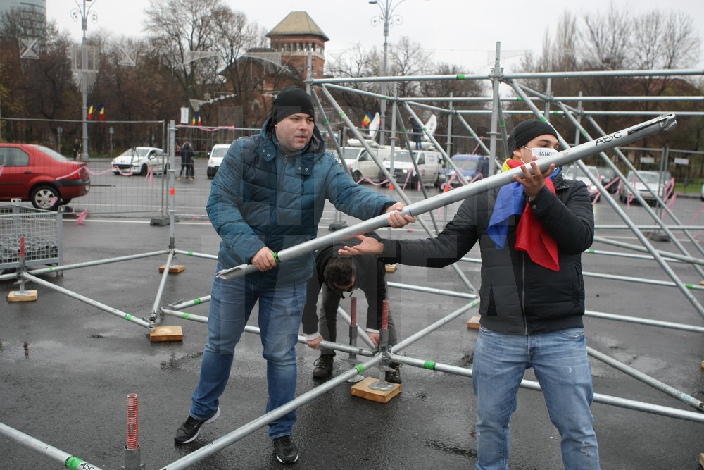 UPDATE. Protest și incidente în Piața Victoriei. Anchetă MAI după împiedicarea organizării târgului de Crăciun/ FOTO
