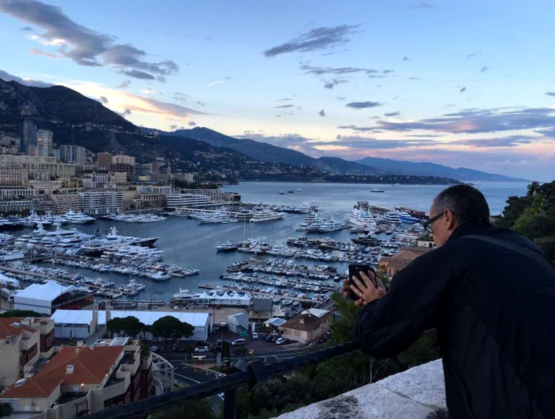 Imagini din casa în care Mihaela Rădulescu locuiește în Monaco. Are rochii în loc de perdele și multe statui cu femei goale