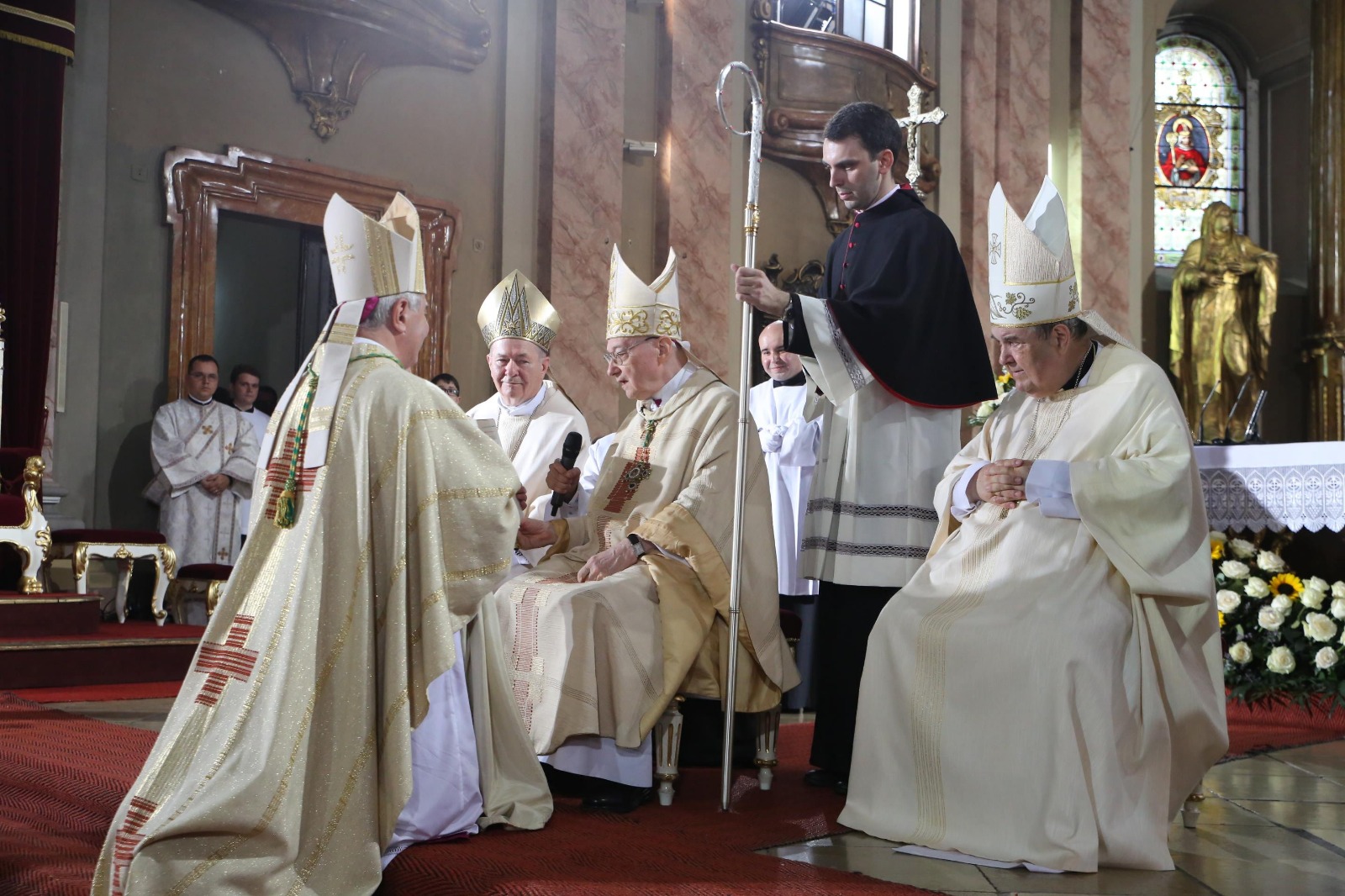 FOTO/ Ceremonie impresionantă în Piața Unirii din Timișoara. A fost instalat noul episcop romano-catolic