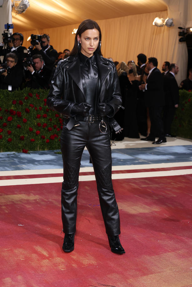 Cele mai neinspirate ținute de la Met Gala 2022. Două vedete au venit cu sânii la vedere pe covorul roșu