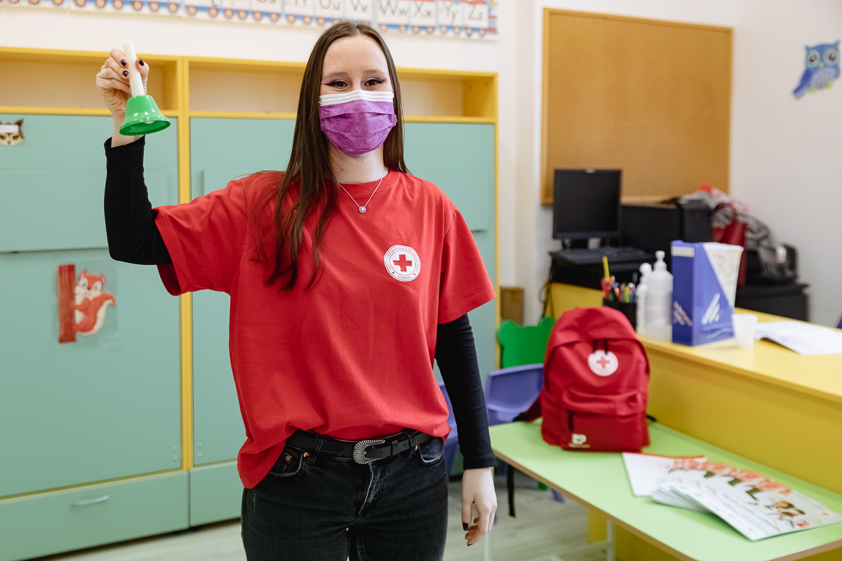 REPORTAJ. O tânără din București învață mii de copii și profesori ce trebuie să facă în caz de cutremur și cum să ofere primul ajutor. „Incendiul din Colectiv mi-a schimbat viața”