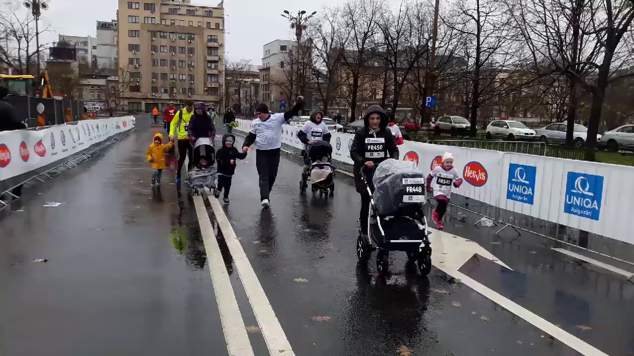 Au alergat cu căruciorul prin ploaie la Cursa Bebelușilor, în București (GALERIE FOTO)