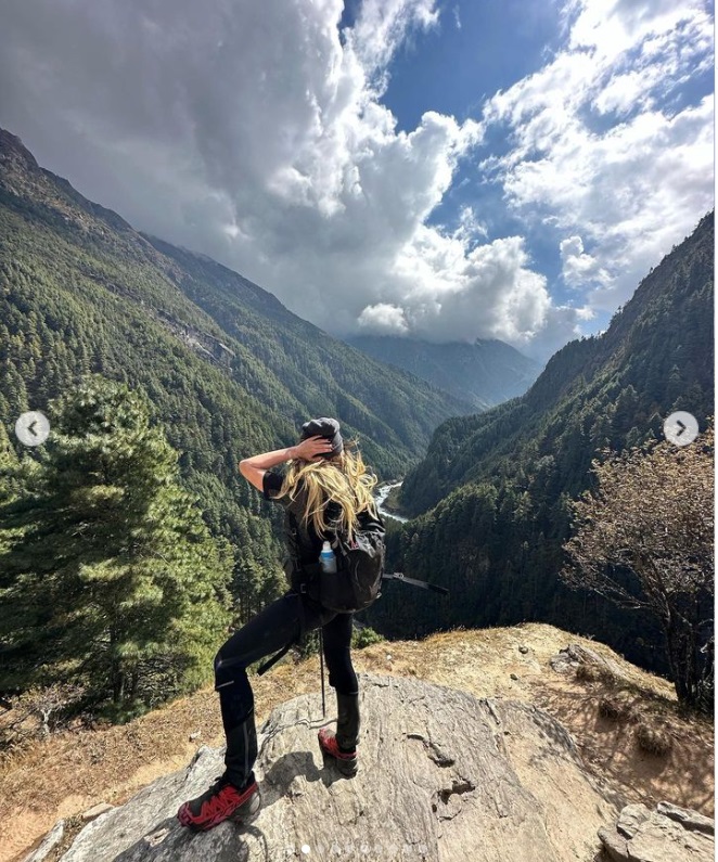 Delia Matache e vedetă în presa din Nepal. Ce au scris jurnaliștii despre cântăreață, care a pornit într-o călătorie neașteptată