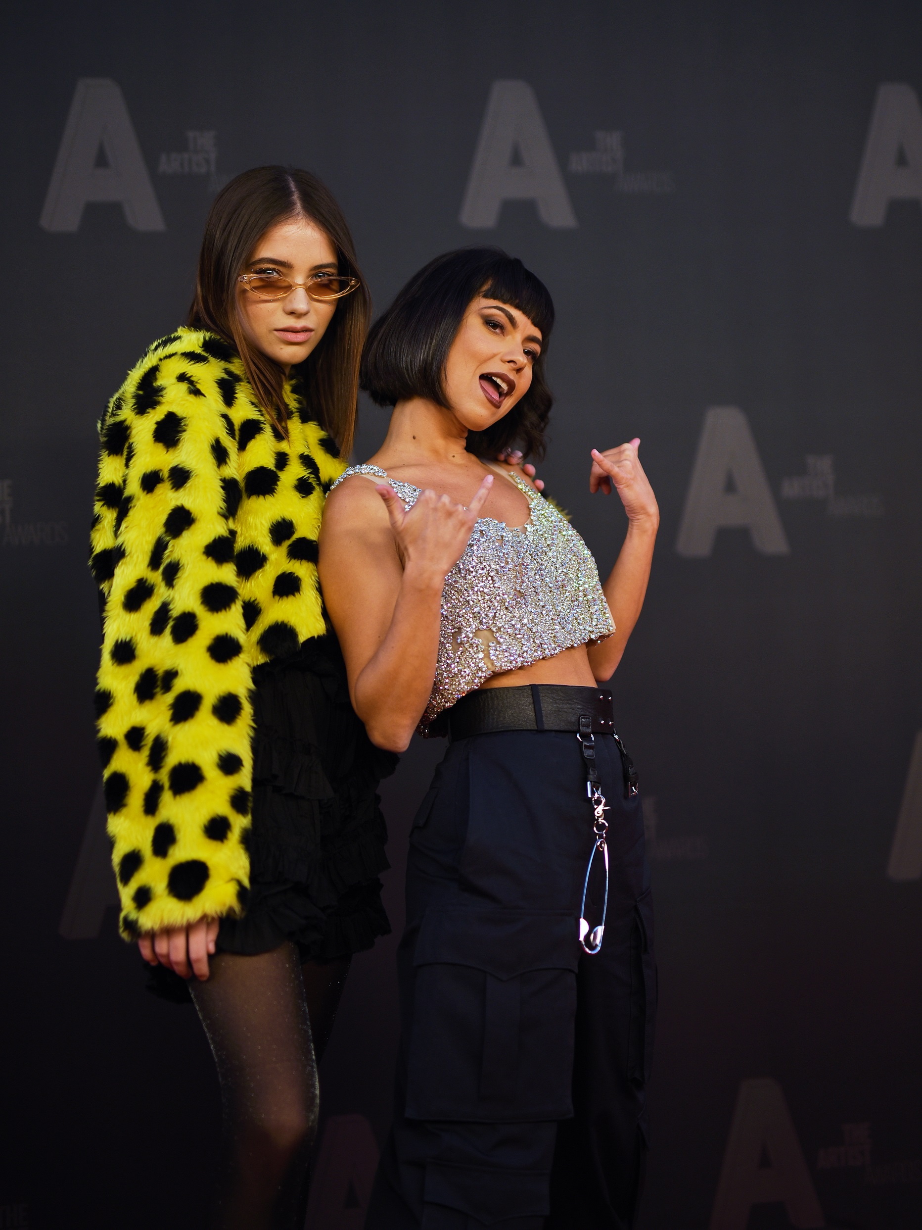 Defilare extravagantă la The Artist Awards. Vedetele au purtat ținute de mii de euro, cu sclipici, blană, paiete și voal