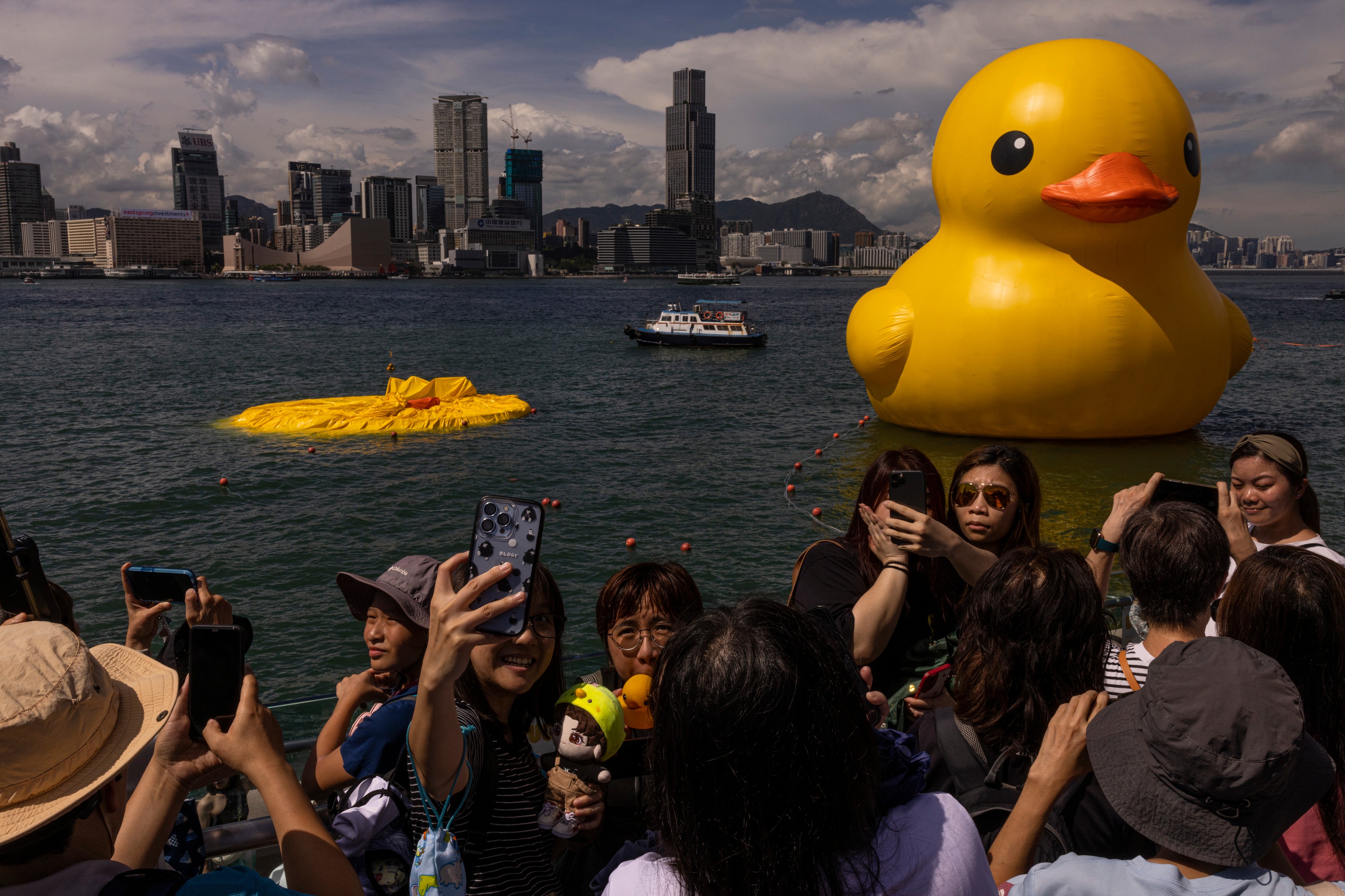 Apariție inedită într-un port: două rațe uriașe gonflabile, pentru „fericirea dublă” a locuitorilor din Hong Kong
