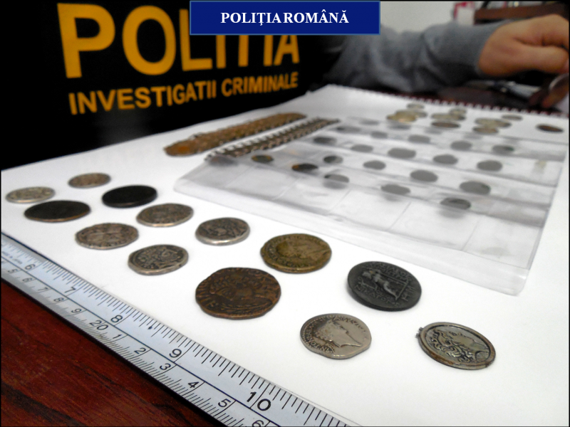 Un bărbat din Craiova a vrut să vândă monede antice pe Internet. E cercetat acum de Poliție