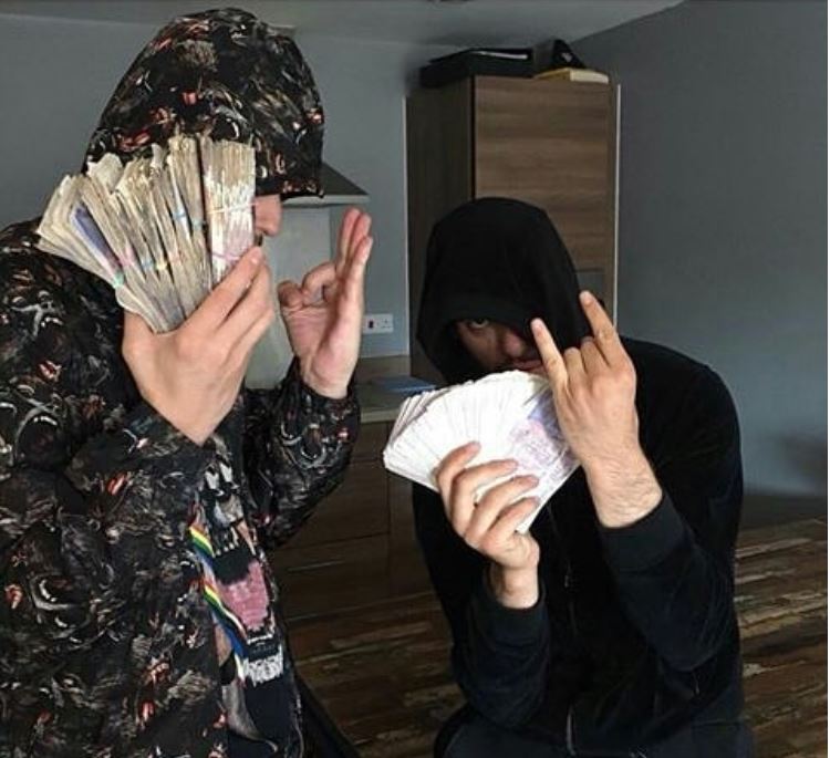GALERIE FOTO| Gangsterii albanezi din Marea Britanie se laudă pe rețelele de socializare cu drogurile, armele și averile pe care le fac din afaceri ilegale