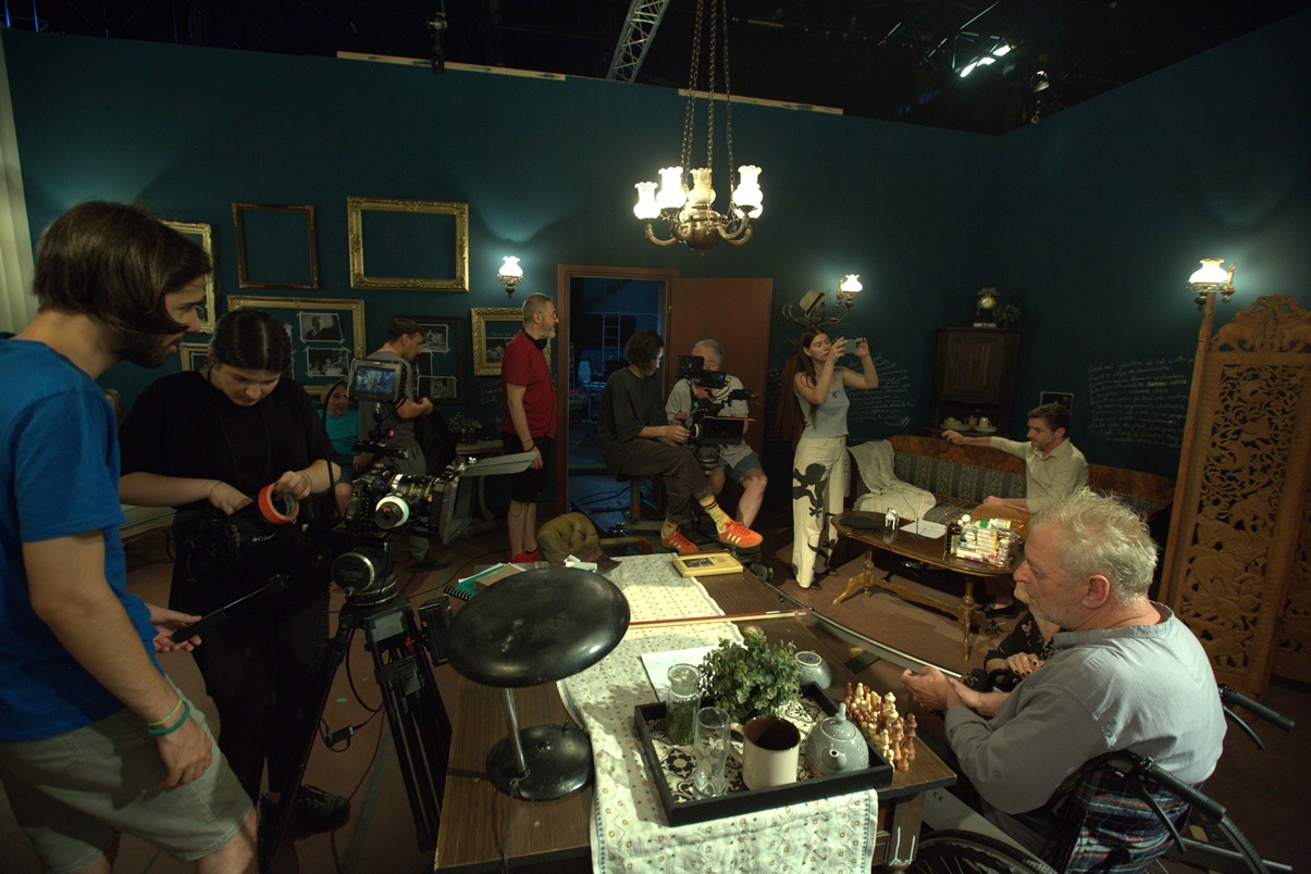Un nou film românesc ajunge în cinematografele din țară pe 6 mai 2026. Are la bază o piesă de teatru: „Ajungi să fii ridicol când te iei prea tare în serios”