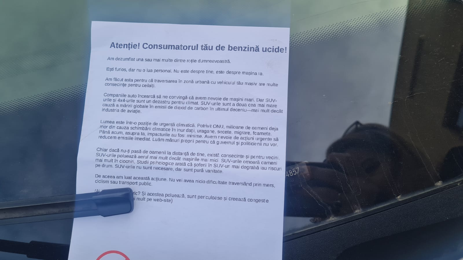Mașini vandalizate într-un cartier de lux din Constanța. Mesaje ecologiste lăsate în parbrize