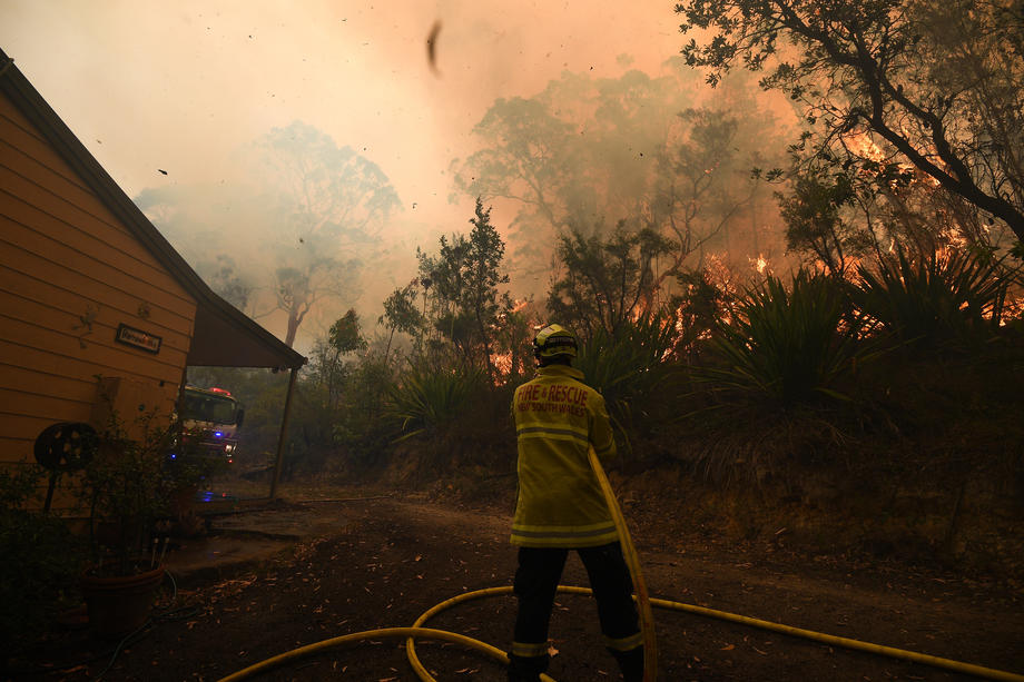 Australia e în flăcări. Incendiile sunt prea mari pentru a mai fi stinse, orașele se sufocă în fum