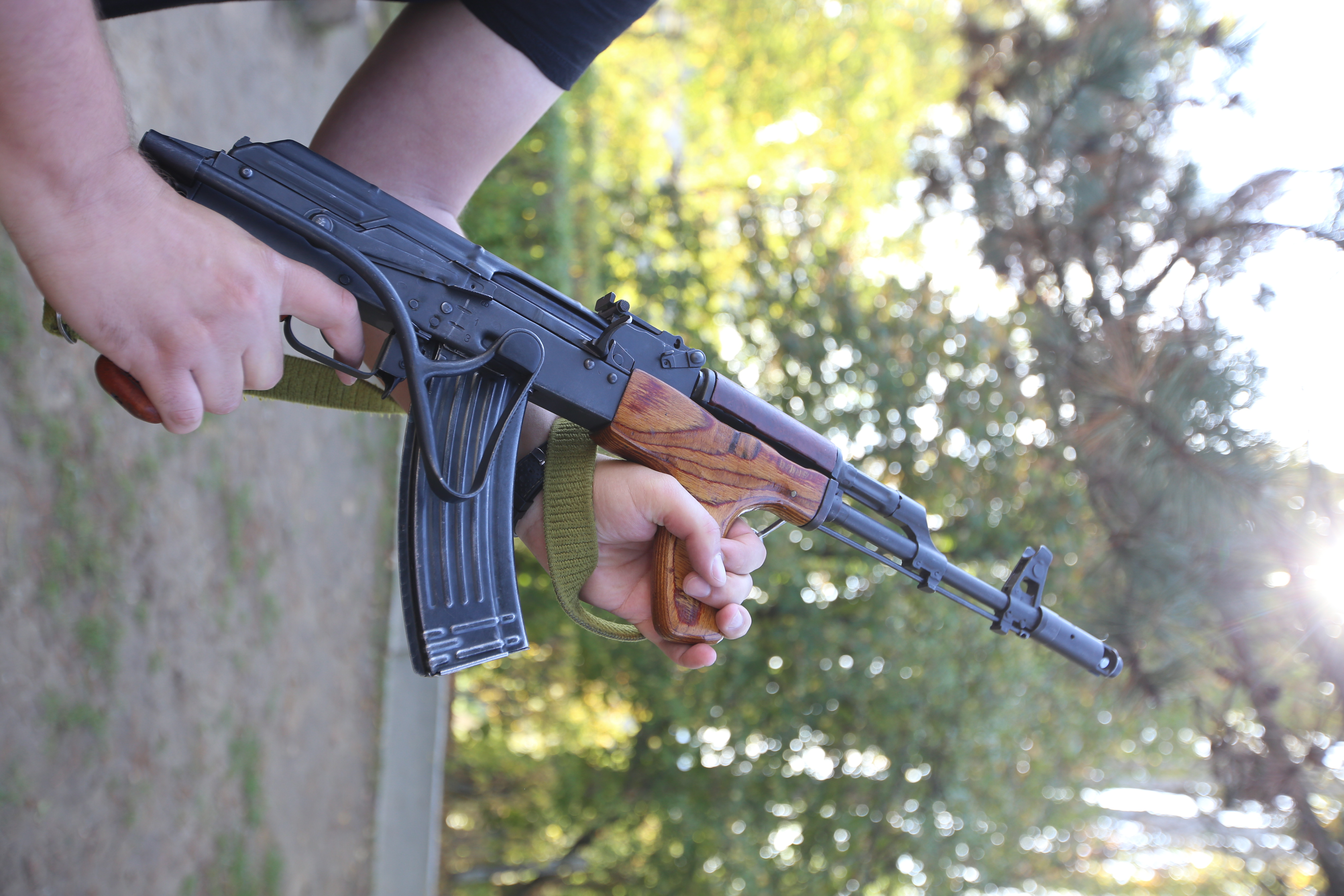 VIDEO | Reportaj cu arma-n mână. Am testat mitraliera NATO și pistolul pentru luptă urbană