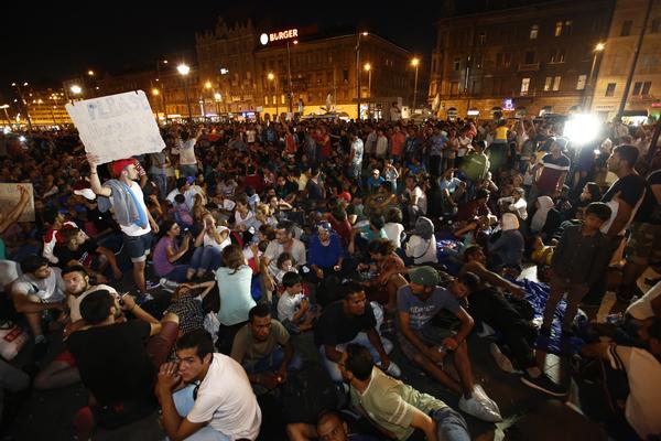 Corespondenţă din UngarIAD! Budapesta e sub asediul miilor de refugiați, iar autoritățile maghiare par să nu mai le facă față. ^Nu doar gara Keleti, epicentrul mulțimii care a venit să-și găsească un trai uman în Europa, e ocupată. Parcurile din jurul arenei pe care se va juca sunt pline de sirieni și de afgani. Nimic nu e ce pare, nimic nu mai e sigur. Se va juca și fotbal aici?