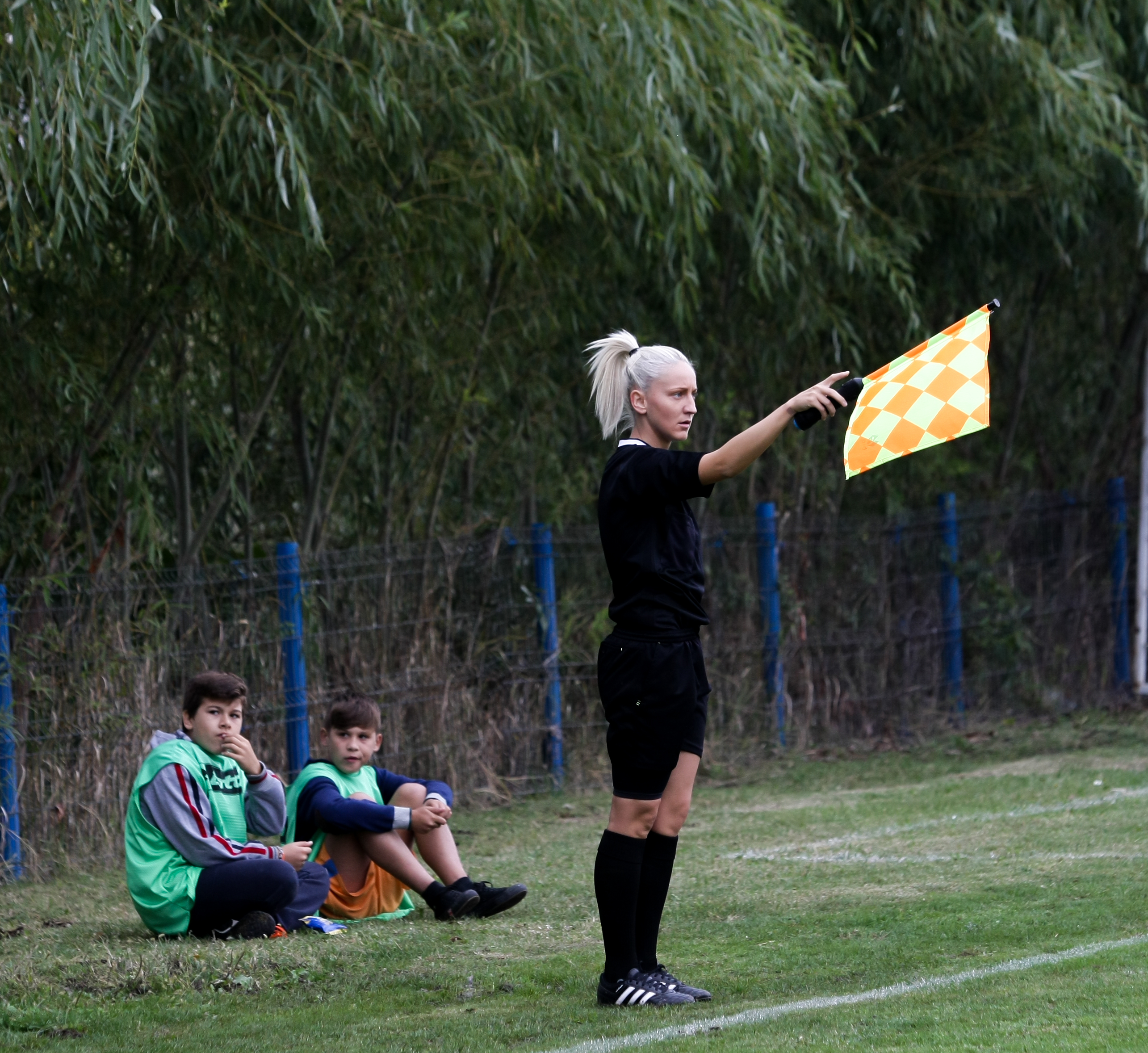 ”Vai de capul vostru!”. Trei arbitre care vor pe lista FIFA, față-n față cu atmosfera de la un meci de Liga III