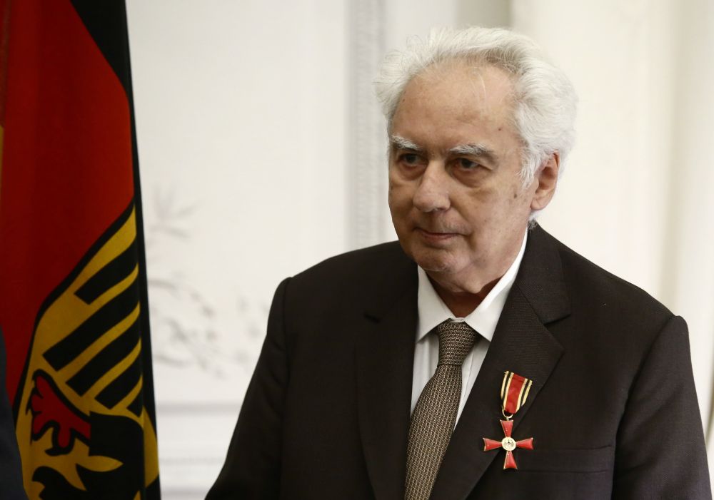 FOTO / Cel mai bine vândut scriitor român în 2016 şi 2017, decorat şi făcut cavaler de ambasadorul Germaniei la Bucureşti