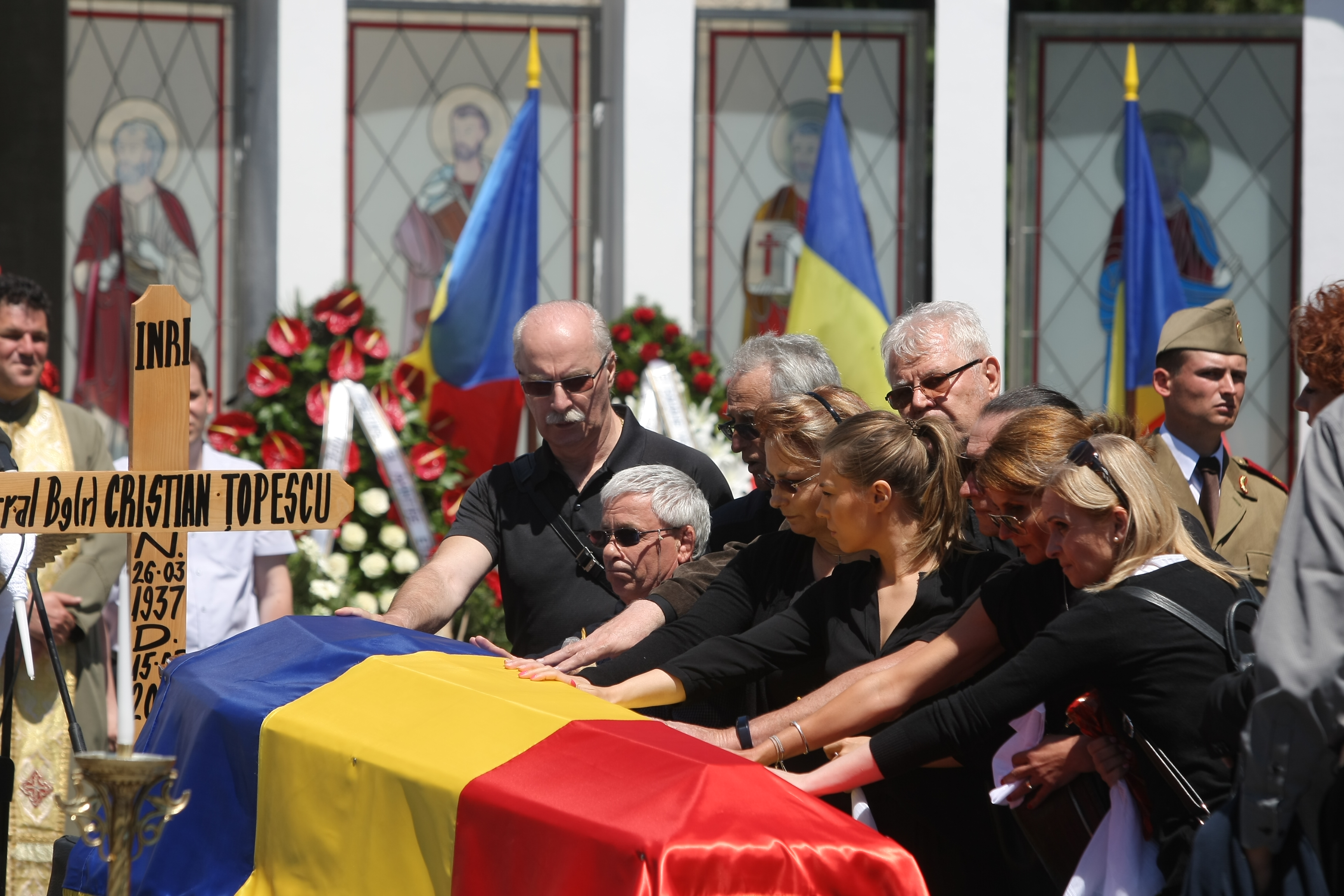 GALERIE FOTO&VIDEO/ Cristian Țopescu, înmormântat cu onoruri militare, la Cimitirul Ghencea Militar din București