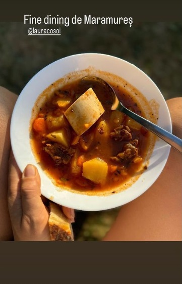 Imagini de la botezul celei de-a patra fetițe a Laurei Cosoi. Evenimentul a avut loc în Maramureș, iar invitații au primit mâncare gătită la ceaun