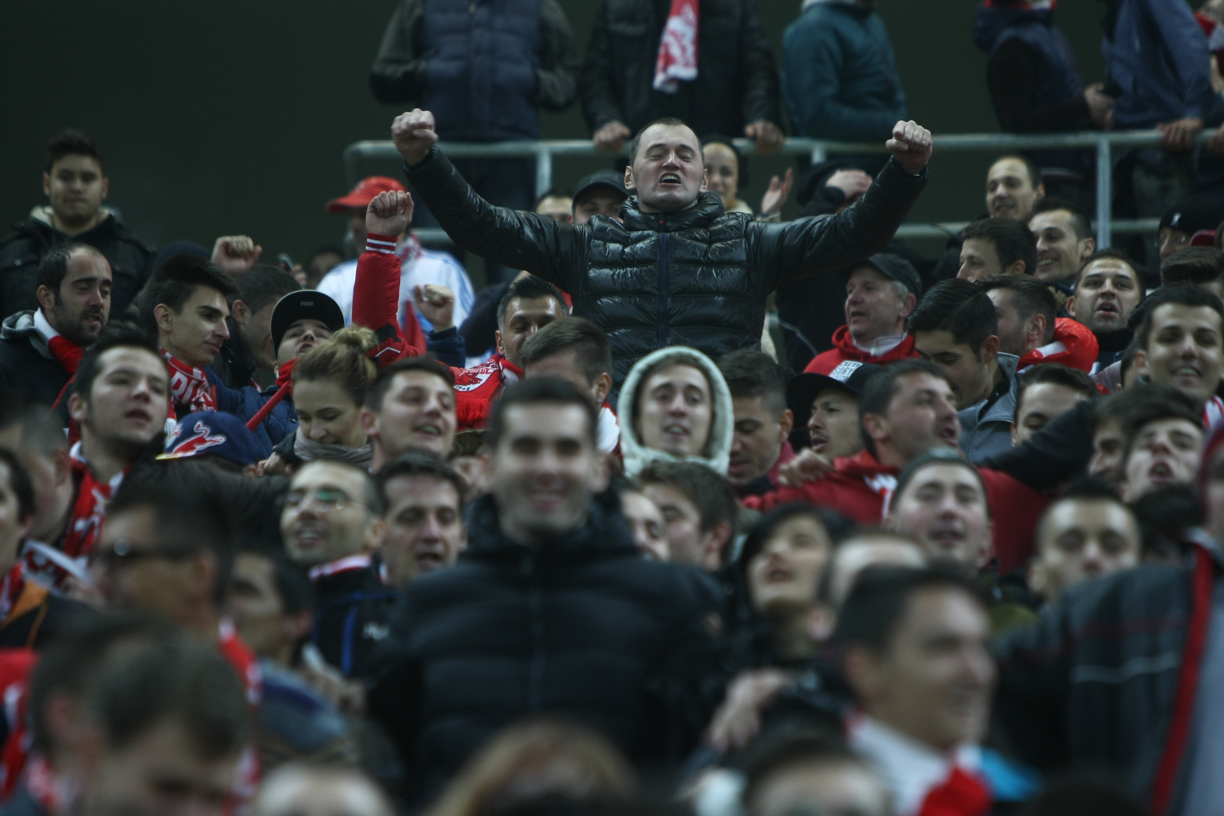 GALERIE FOTO&VIDEO/ DERBY-UL ROMÂNIEI, STEAUA - DINAMO 3-0. ^ Echipa din Ghencea i-a speriat pe ”câini” de Halloween! Szukala, Papp și Keșeru au înscris pentru roș-albaștri. Arlauskis și Bărboianu, loviți de petardele aruncate de suporteri. Băiatul lui Florentin Petre a debutat la Dinamo