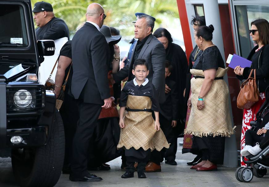 Imagini cutremurătoare de la căpătâiul lui Johan Lomu, decedat la doar 40 de ani! Copiii fostului star au purtat la ceremonie tricouri cu numărul 11 / GALERIE FOTO