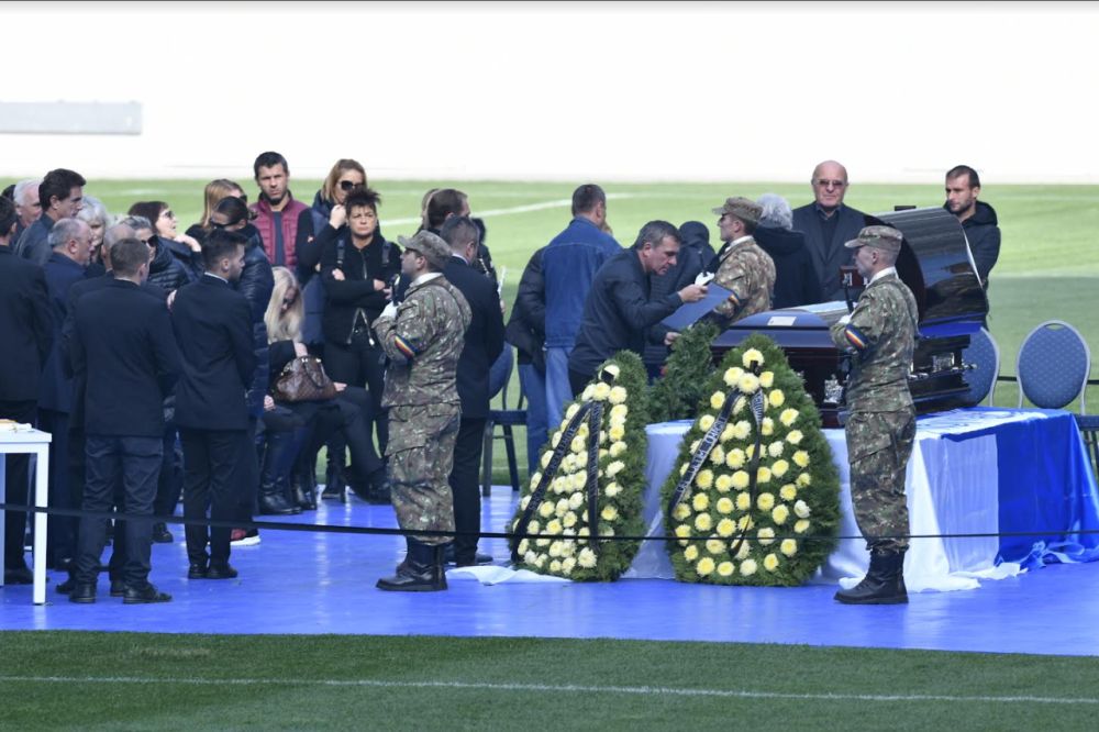FOTO & VIDEO / Ilie Balaci a fost condus astăzi pe ultimul drum. Mama sa a leșinat! Momente tulburătoare la înmormântare