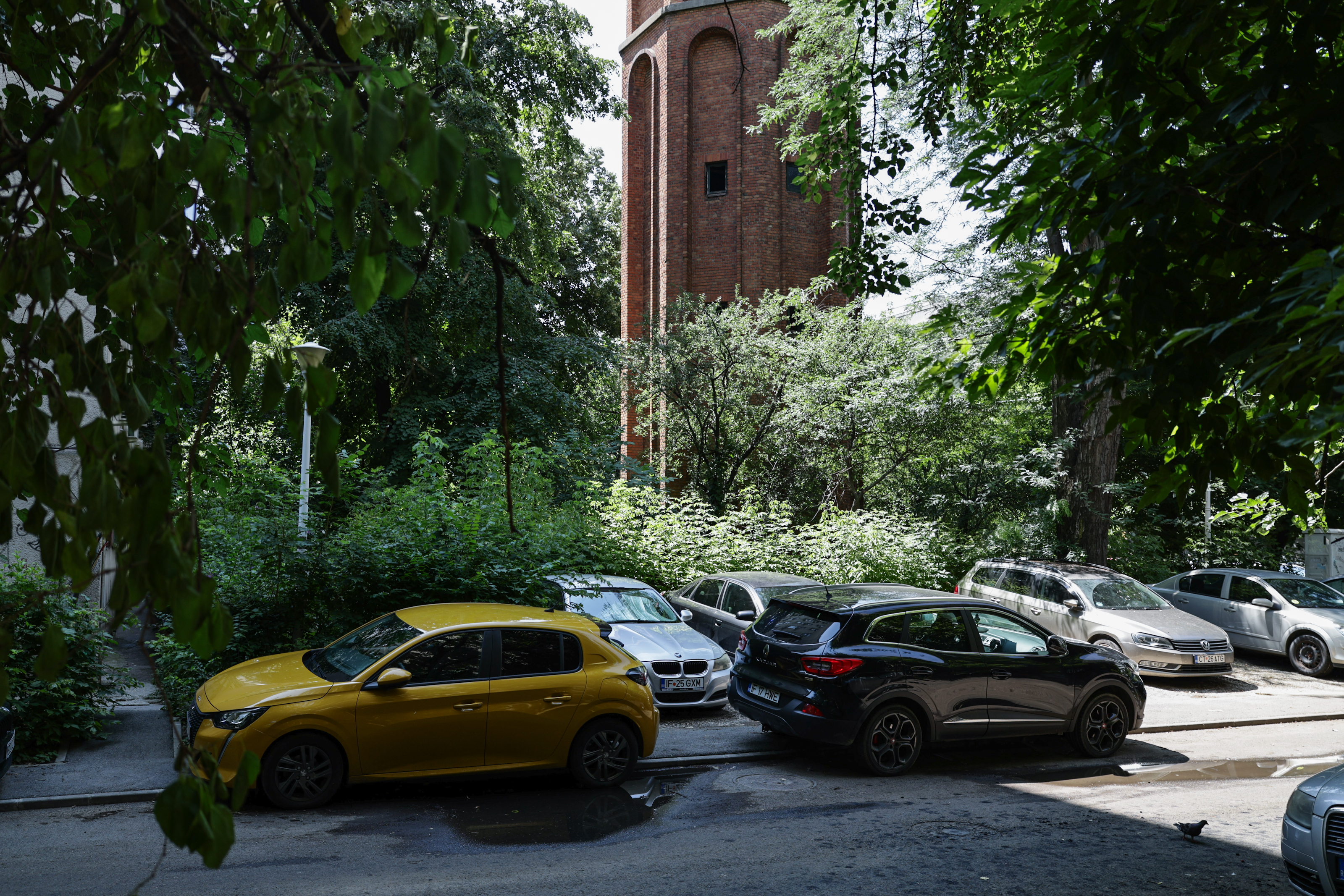 Un turn cu aspect medieval în mijlocul Bucureștiului. Povestea construcției care îi face pe trecători să se oprească din drum