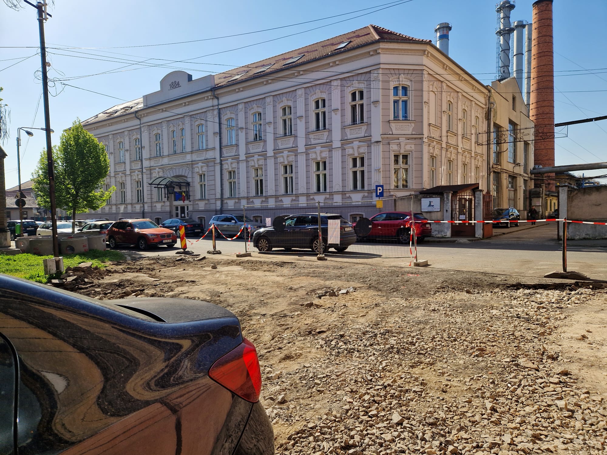 Așa arată România educată. Imagini dezolante într-un liceu din Timișoara. Elevi înghesuiți la subsol, în clase pline de igrasie și mucegai.  „Venim cu măști de protecție ca pe timpul pandemiei de Covid”