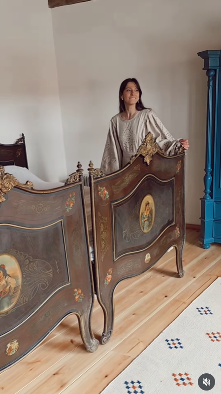 Dana Rogoz a făcut turul casei de la Viscri și a arătat cum este în interior. Patul din dormitor a atras atenția tuturor. E spectaculos
