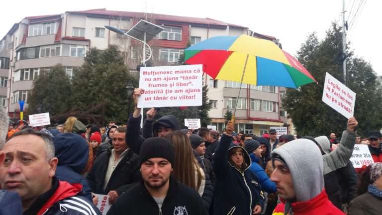 UPDATE / Miting PSD la Târgoviște. 10.000 de oameni au participat la o manifestație de susținere a Guvernului Grindeanu GALERIE FOTO