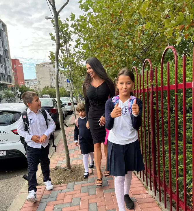 Imagini cu cei trei copii ai Elenei Băsescu. Ce mari s-au făcut Sofia, Traian și Anastasia. Cum au fost surprinși alături de mama lor