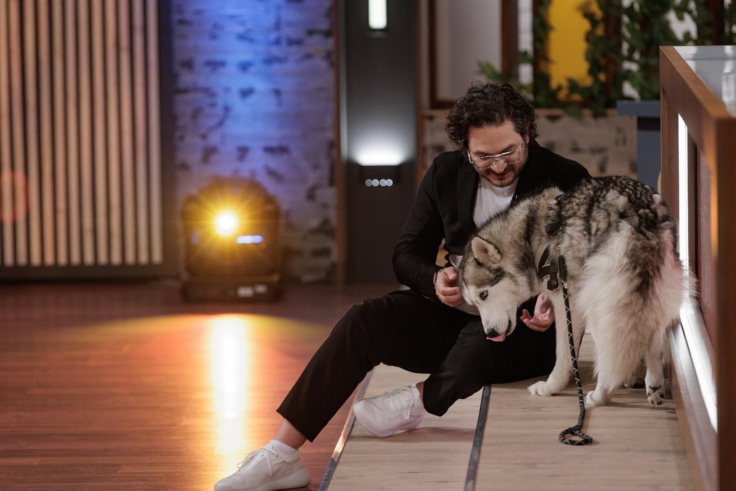 Moment neașteptat la MasterChef 2025. Câinele unui concurent va da verdictul înaintea chefilor: „Nu mai gustăm! Dacă mâncarea ta nu o mănâncă nici câinii…”