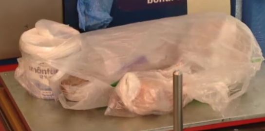 FOTO/ O familie de români a fost oprită la aeroport pentru că avea tot porcul în bagaje