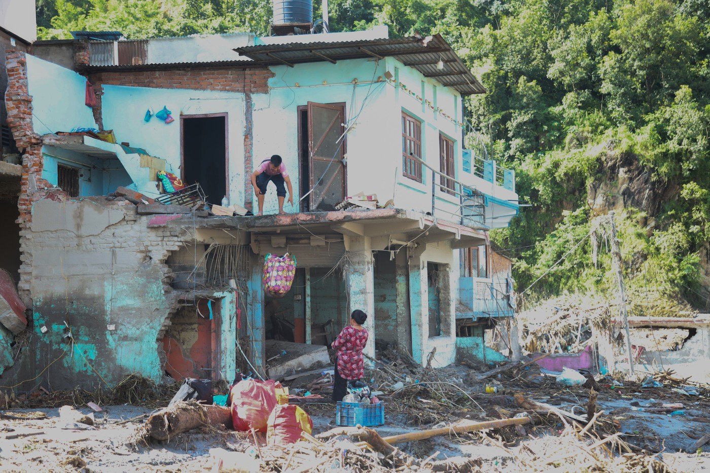 Oamenii de știință au explicat cauza inundațiilor devastatoare din Nepal și Tibet: nivelul apelor a crescut cu 7-9 metri în 30 de minute