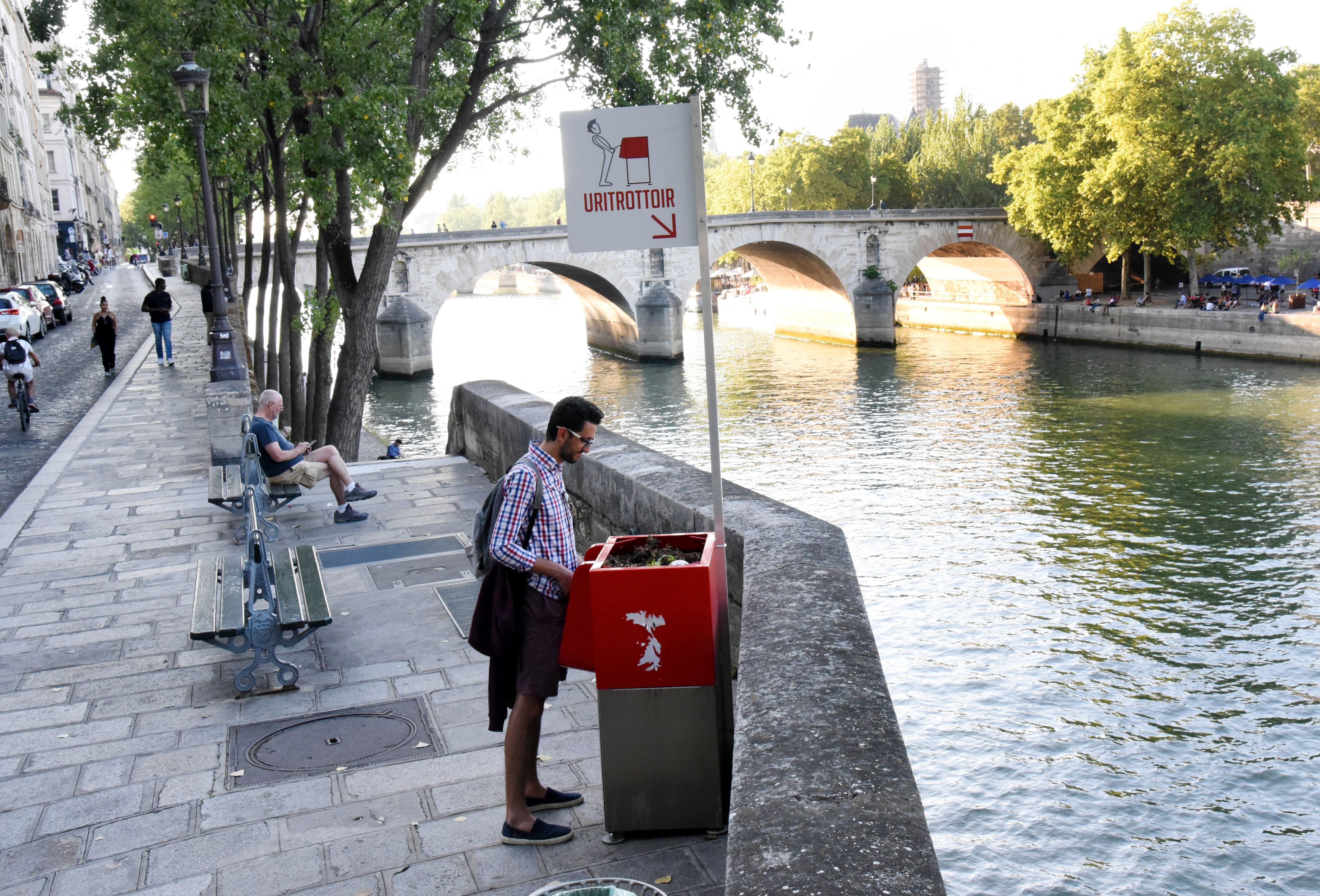 FOTO | Parisul a instalat mai multe pisoare publice, iar localnicii sunt revoltați