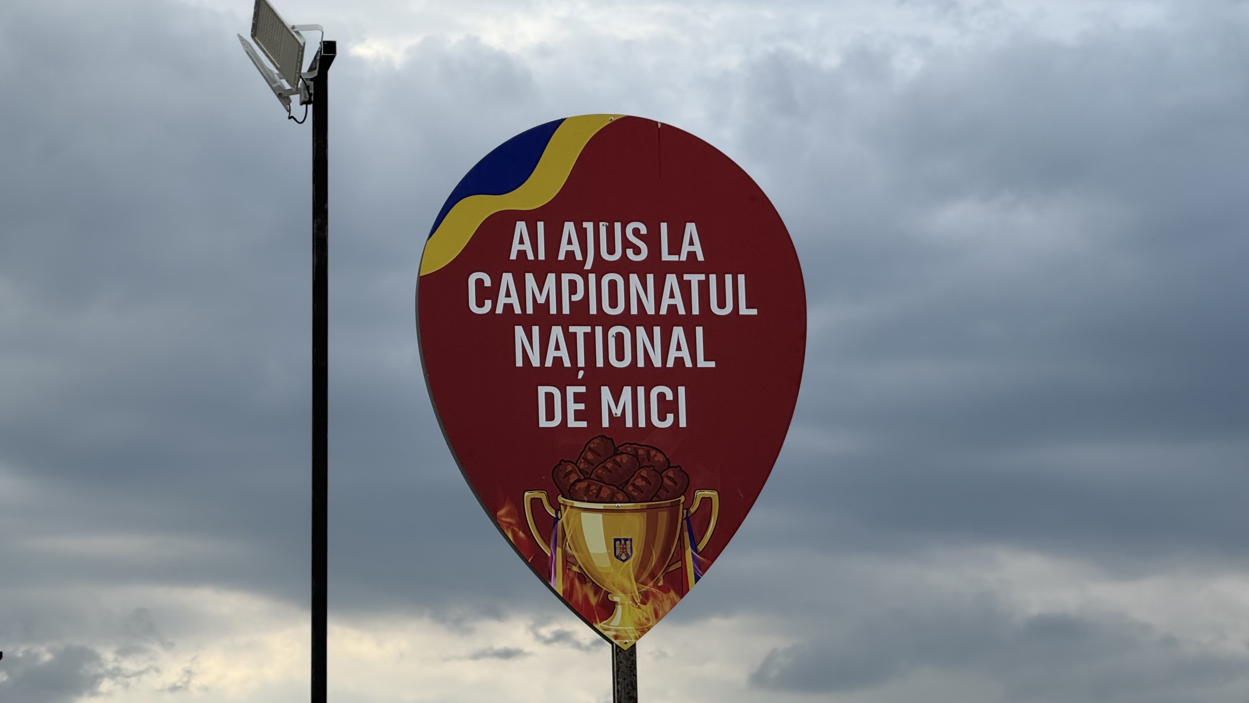 Secretul unui mic perfect: „Micii sunt artă, frate. Dacă-i grăbești, i-ai stricat”. Reportaj de la Campionatul Național de mici