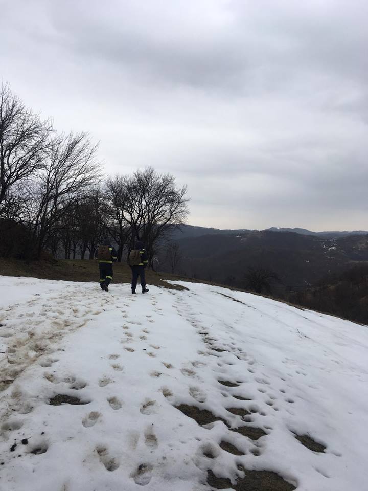 Ajutor nesperat pentru bătrânii din satele risipite din Munții Apuseni. Pompierii le-au adus în ranițe mâncare și apă / FOTO