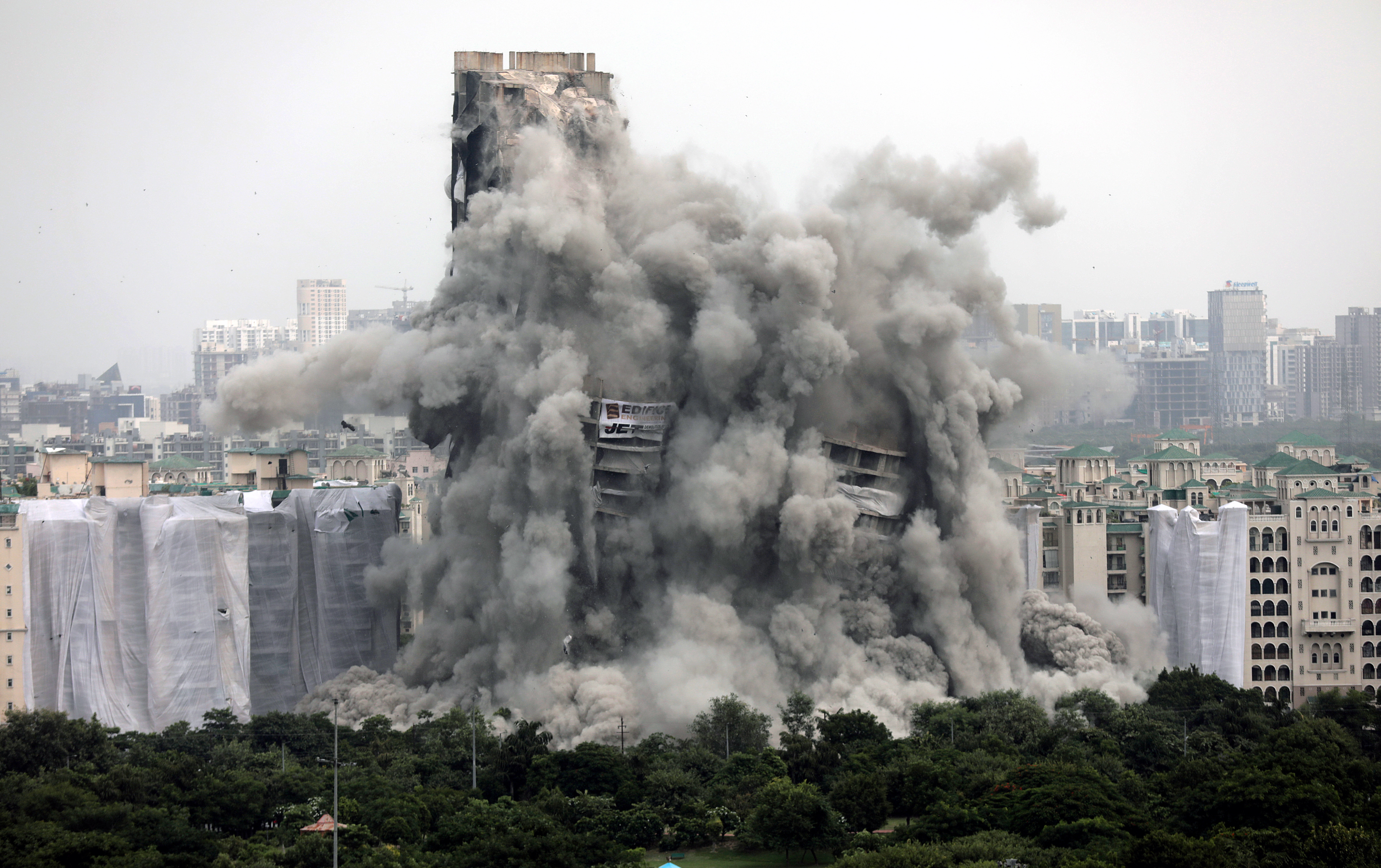 Doi zgârie-nori construiți ilegal au fost demolați în câteva secunde, în India - VIDEO