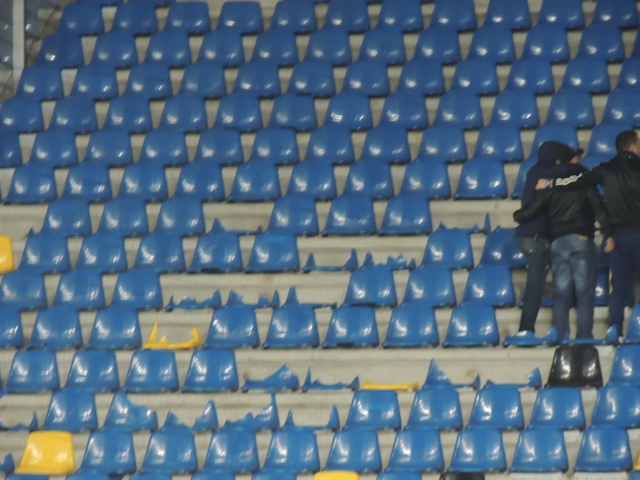 Petrolul-Steaua s-a lăsat cu urmări şi pe stadion. Fanii campioanei au distrus 281 de scaune 