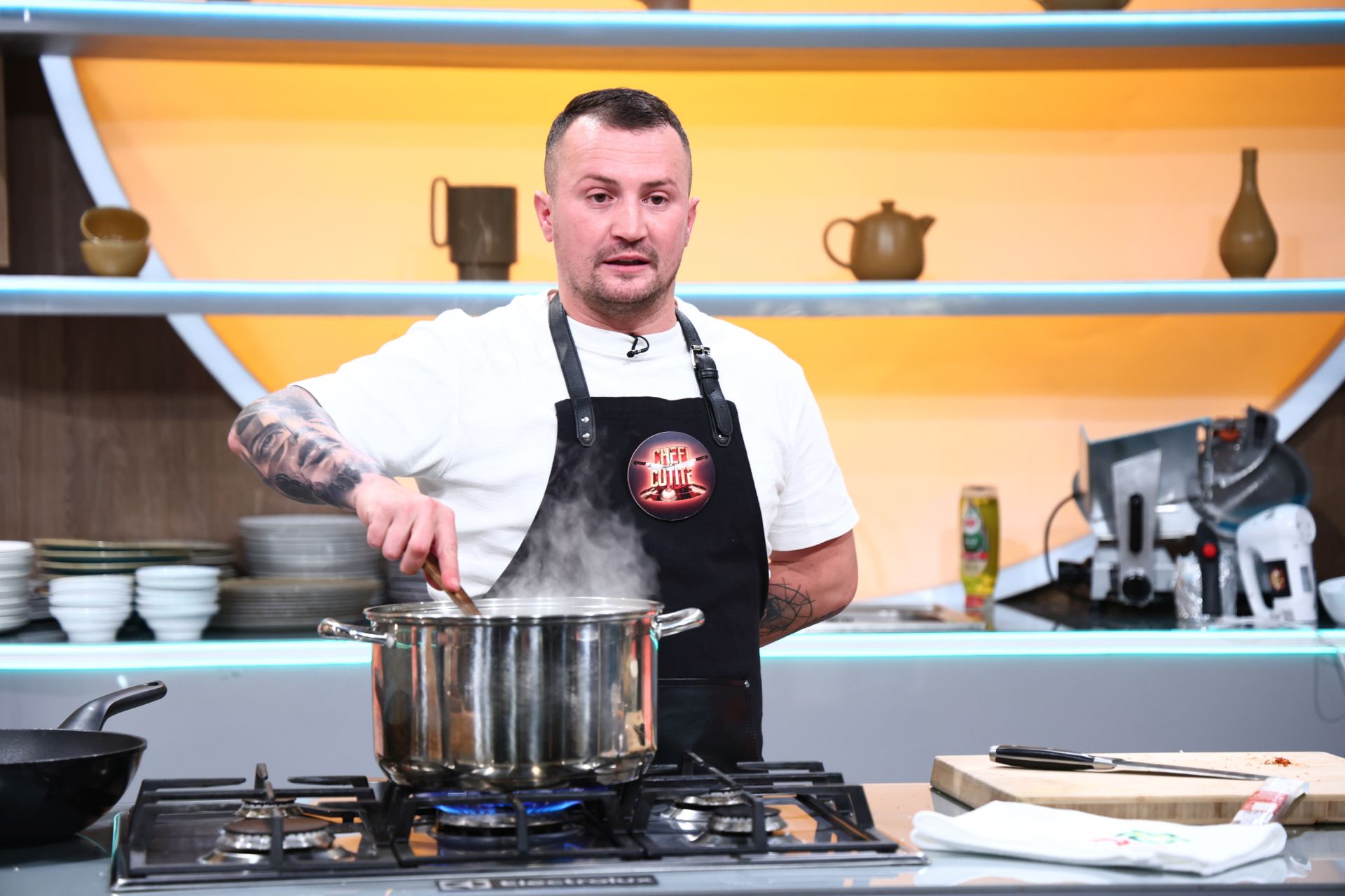 Tensiuni între jurații de la „Chefi la cuțite”. Concurenții-surpriză în show-ul culinar de la Antena 1