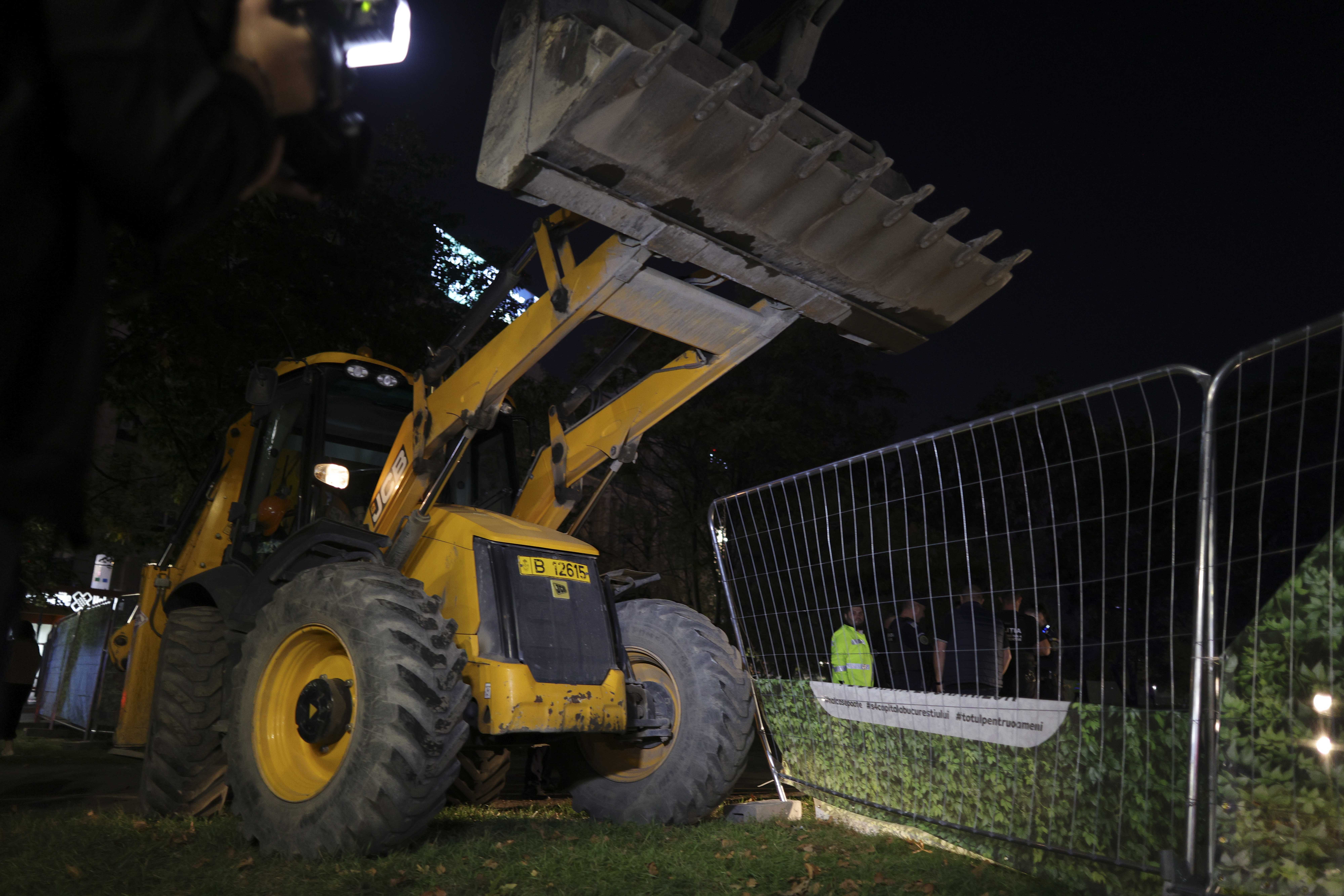 Scandal în Piața Unirii legat de lucrările la planșeu. Nicușor Dan a venit cu buldozere pentru gardurile lui Daniel Băluță. A intervenit și premierul Ciolacu