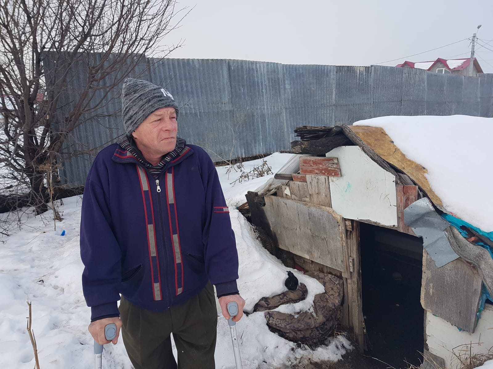 VIDEO&FOTO / Coliba unchiului Gabără. Un bărbat din Huși trăiește de 11 ani într-un bordei: "Doar preotul mă scoate de aici"