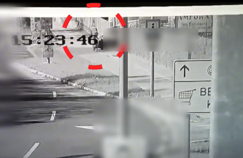 Videón a sokkoló baleset: levegőbe repült, óriásit esett a biciklis, akit elütött egy autó